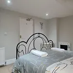 Apartment Stylish 2 Bedroom Apartment, Centre + Free Parking *