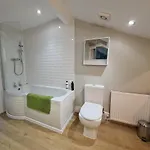 Apartment Stylish 2 Bedroom Apartment, Centre + Free Parking *