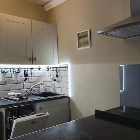 Apartment Stylish 2 Bedroom Apartment, Centre + Free Parking *