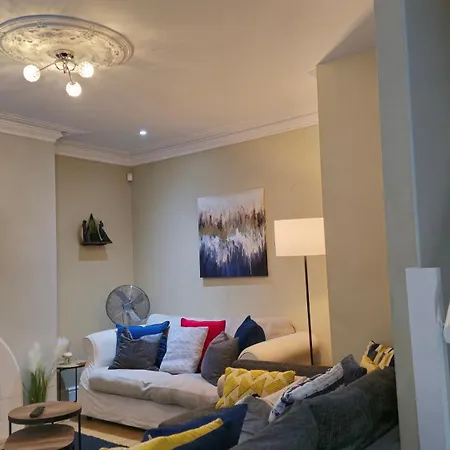 Stylish 2 Bedroom Apartment, Centre + Free Parking Apartment