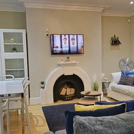 Stylish 2 Bedroom Apartment, Centre + Free Parking