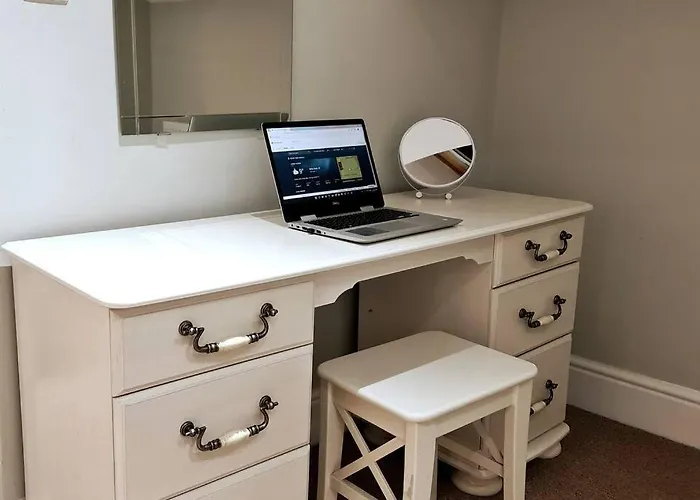 Stylish 2 Bedroom Apartment, Centre + Free Parking Daire