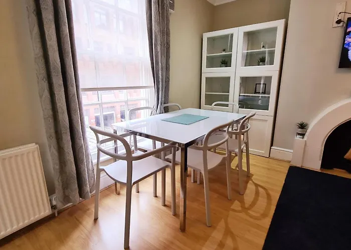 Stylish 2 Bedroom Apartment, Centre + Free Parking Daire