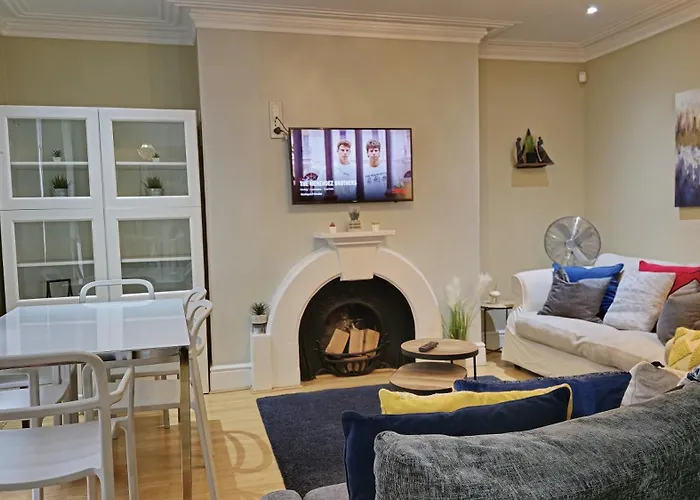 Stylish 2 Bedroom Apartment, Centre + Free Parking