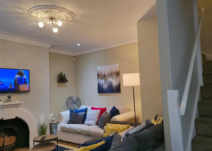 Stylish 2 Bedroom Apartment, Centre + Free Parking Daire